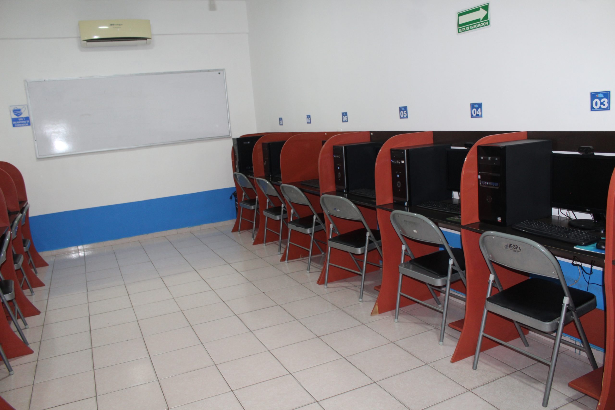 El laboratorio de computación esta diseñado para prestar servicios de cómputo a la comunidad del Grupo Educativo Pacífico Sur.